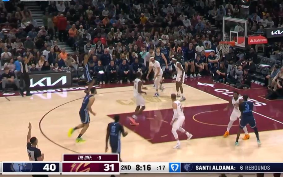 แจกฟรีมากมาย! จาเรน แจ็คสัน จูเนียร์ ทำ 17 แต้มจากการโยนโทษ 10 จาก 11 ครั้งในครึ่งแรก